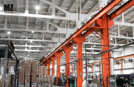 Grúa pórtico para carga pesada en áreas industriales