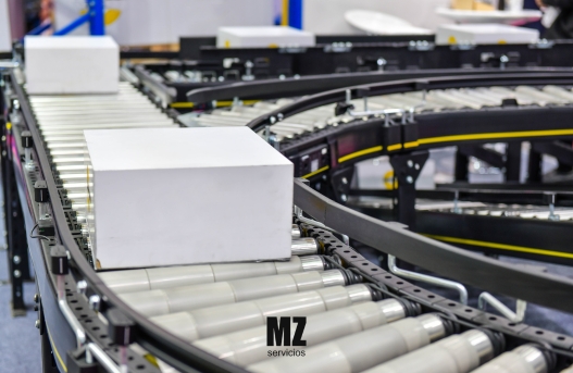 Sistema de transporte por cadena para líneas de producción